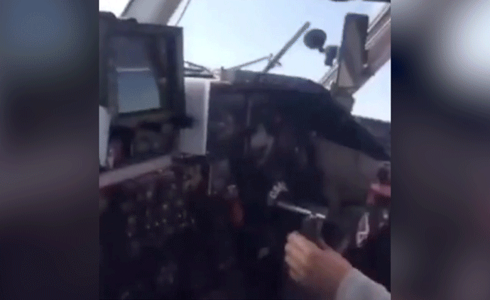 俄罗斯女乘客“开”飞机，机长一旁指导