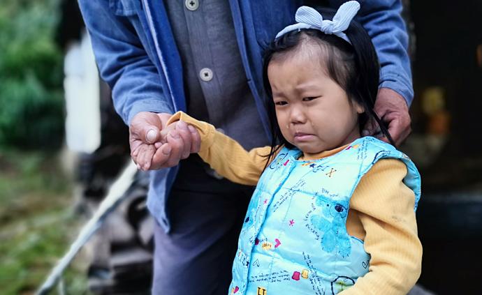 4岁女孩患罕见病，全国仅有千例，爸爸带她奔波5个月才确诊