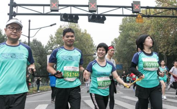 杭州马拉松迎“特殊群体”：视障情侣参赛，在赛道上收获爱情