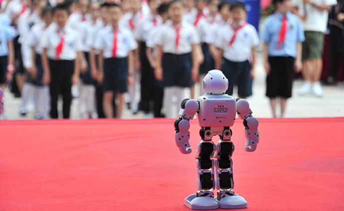 半月谈：AI技术“参与”教育，机器人教出一批“机器人”？