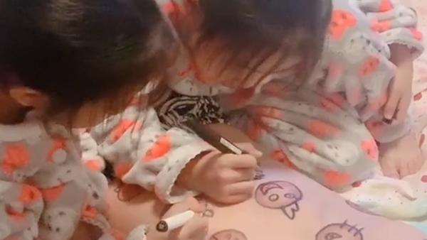 爹拔罐留印，双胞胎女儿画出“动物园”