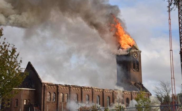 荷兰百年教堂起火塔尖倒塌，或与教堂内油漆有关
