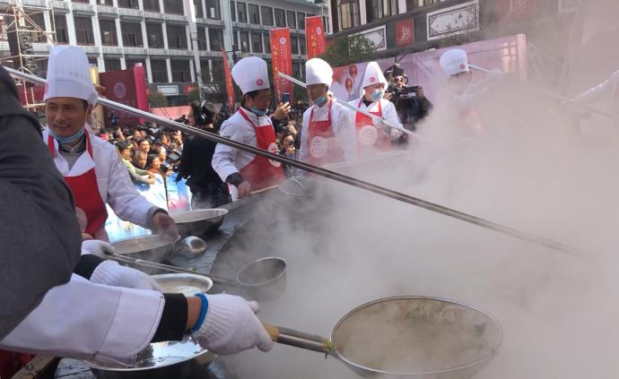 26名厨师用7米大锅煮鳜鱼米粉创纪录