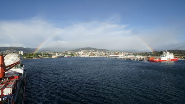 航行半月抵霍巴特港，“雪龙”汇合遇彩虹