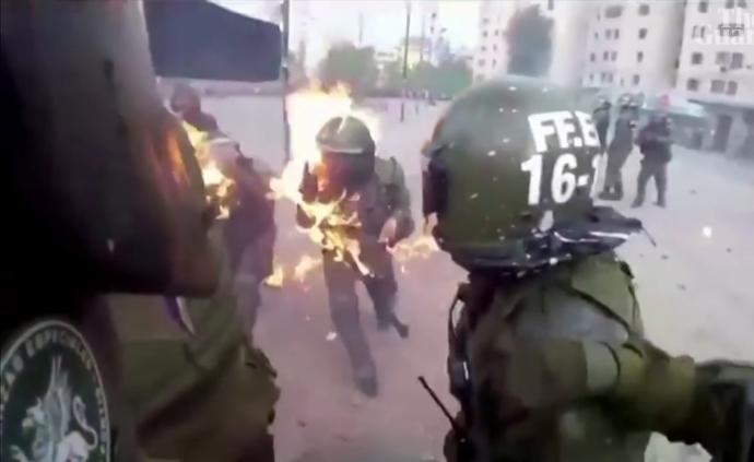全身起火：智利女警遭示威者扔中燃烧瓶