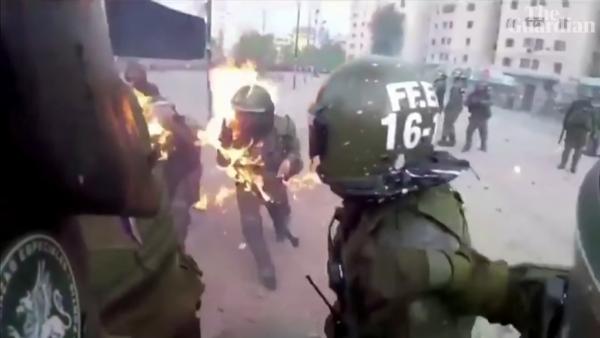 全身起火：智利女警遭示威者扔中燃烧瓶