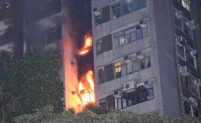 香港一高层住宅凌晨起火1死2伤，事发时消防喉无水