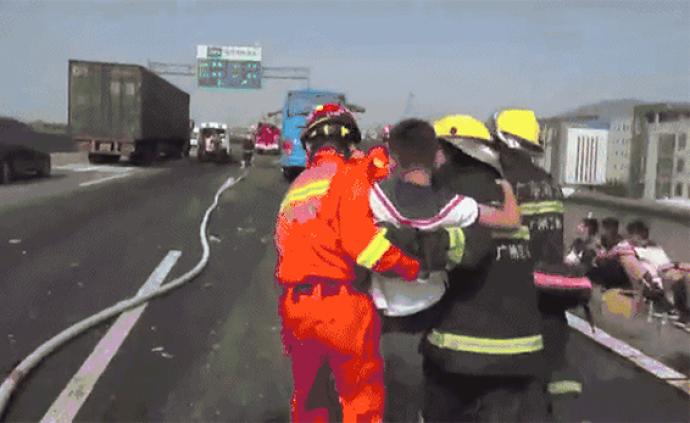 广州一载有42人大巴发生追尾事故，司机死亡14名学生受伤