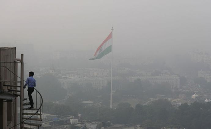 雾霾天让众神“窒息”？印度神职人员为神像戴上口罩