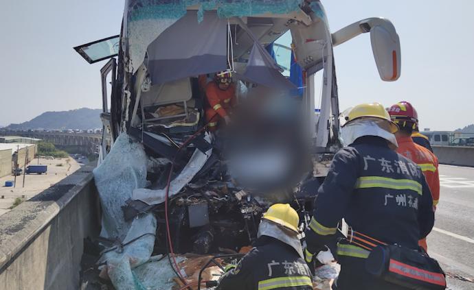 秋游大巴追尾货车，司机身亡4名师生伤