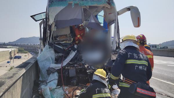 秋游大巴追尾货车，司机身亡4名师生伤
