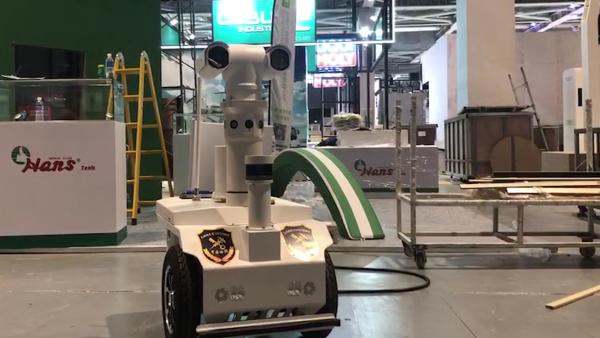 进博会5G巡馆机器人：约半小时巡查一个场馆