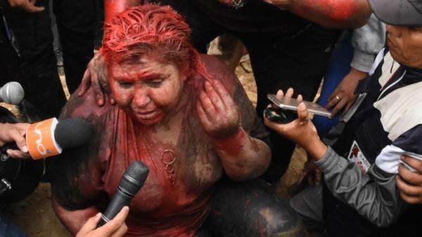 玻利维亚抗议不断，女镇长被泼红漆剪头发