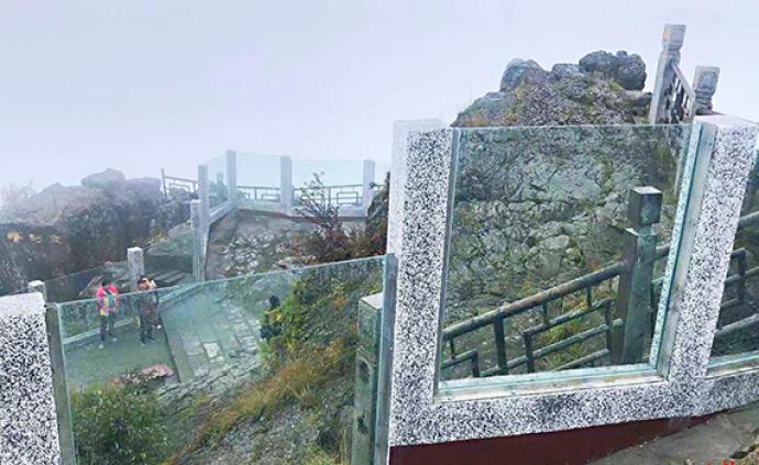 峨眉山摄身崖装玻璃墙背后：景区三个月对标整改60个问题