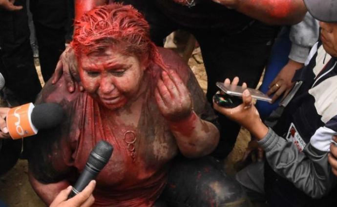 玻利维亚抗议不断，女镇长被泼红漆剪头发