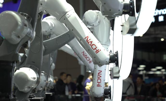 智能装备机器人亮相：能造车会跳舞