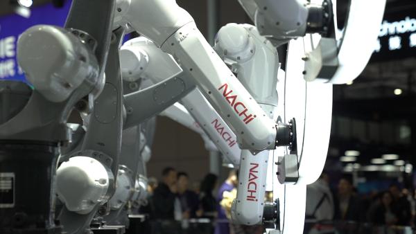智能装备机器人亮相：能造车会跳舞