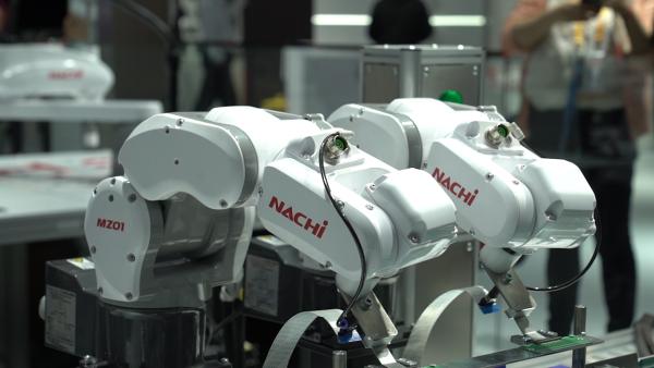 能模拟左右手的全球最小工业机器人