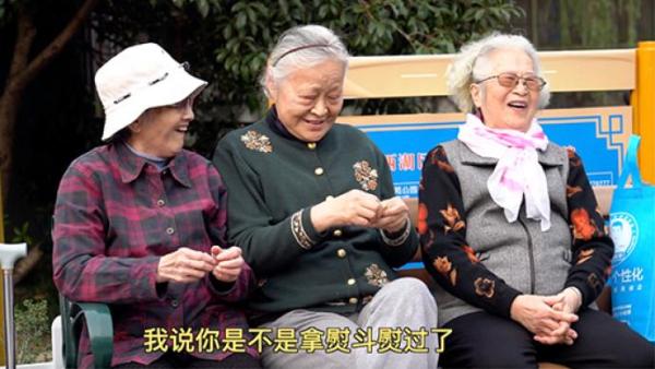 79岁清华奶奶帮社区老人网购：我没有车，只有购物车