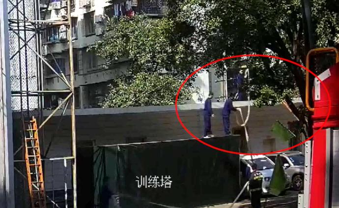 中巴車起火，消防中斷訓練集體翻墻撲救