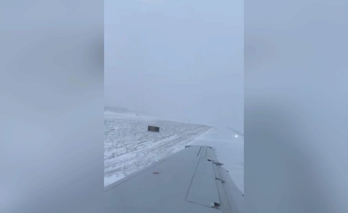 芝加哥暴风雪，美航客机降落滑出跑道