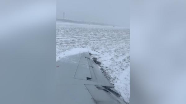 芝加哥暴风雪，美航客机降落滑出跑道