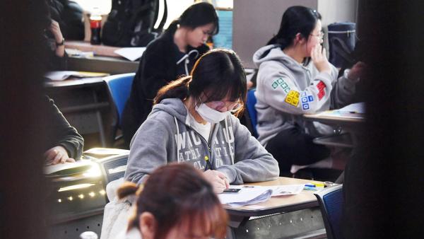 韩国高考前5天临时换笔，考生家长急了