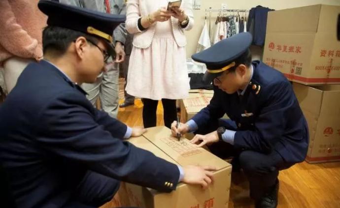 售假窝点藏星级酒店，北京查获涉“假名牌”服装箱包近三百件