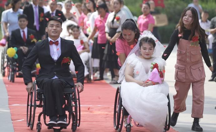 轮椅上的婚礼：这群残疾人曾遭歧视，如今事业爱情双丰收