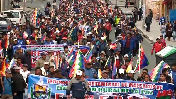 玻利维亚民众上街游行，呼吁莫拉莱斯回国