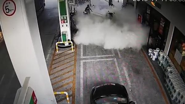 车加油后漏油起火，工作人员10秒扑灭