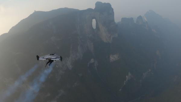 “喷气人”中国首秀：飞行员横穿天门洞
