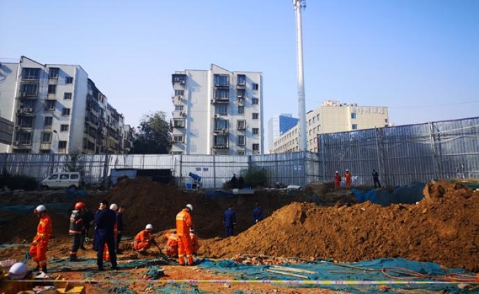 郑州一在建工地基坑坍塌3工人被埋：已致1死、正挖掘另2人