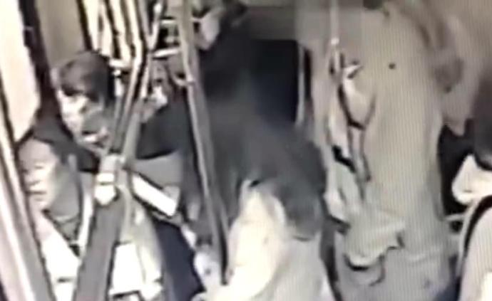 贵州贵阳一男子公交车上猥亵2名女性，被14岁女生“锁喉”