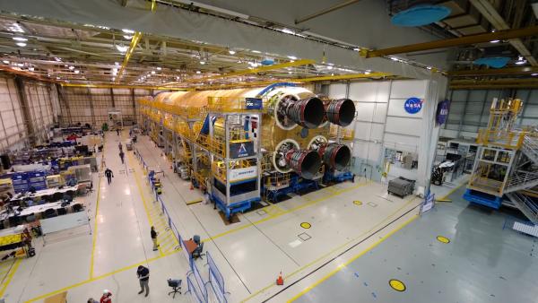 NASA的SLS登月火箭引擎安装完毕