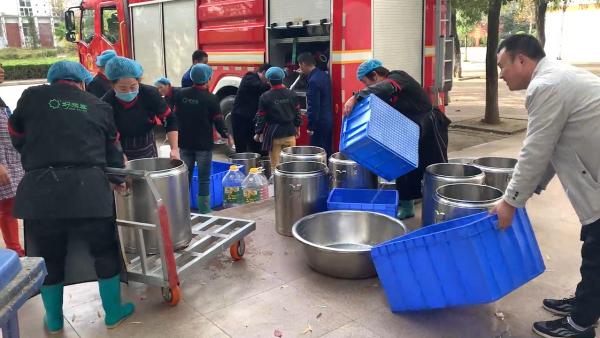 高中突然停水，消防送6吨水供应食堂