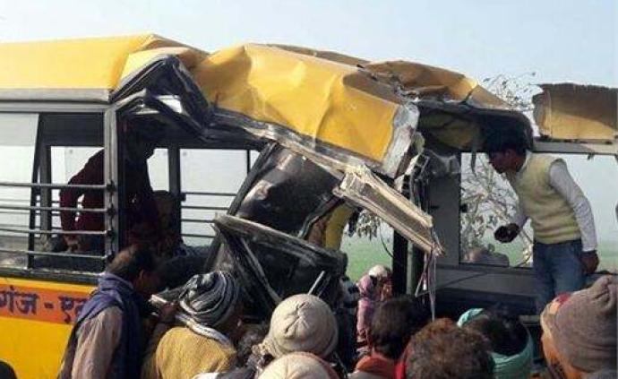 印度一辆公交车被一辆货车撞翻，至少14人死亡18人受伤