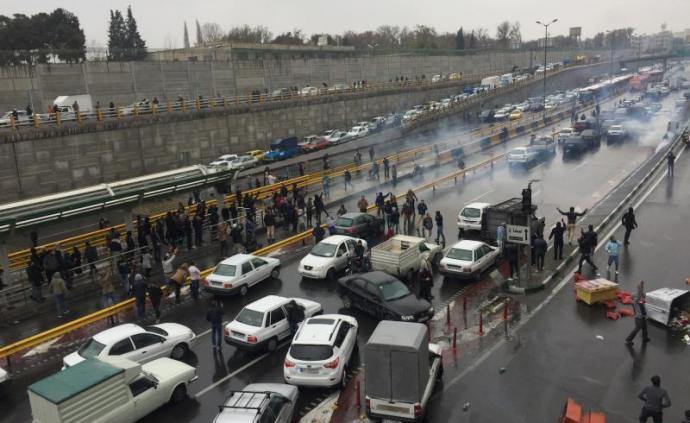 伊朗油价上涨百城抗议，至少3人死亡