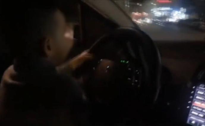 男子开车时让3岁儿子把方向盘，其妻拍视频上传被警方查处