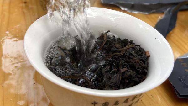 武夷山天心村斗茶，八百茶样角逐“茶王”