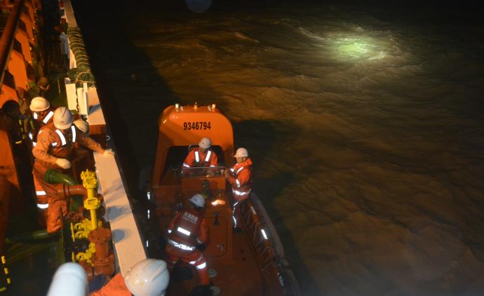 寒潮来袭致货船搁浅海上，2人被成功救援