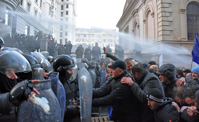 格鲁吉亚抗议者堵议会大楼，警方水炮驱散