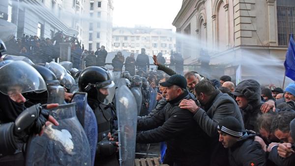 格鲁吉亚抗议者堵议会大楼，警方水炮驱散