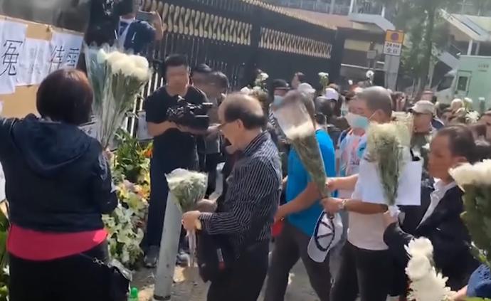 视频｜香港市民悼念被暴徒扔砖击中身亡的清洁工罗伯
