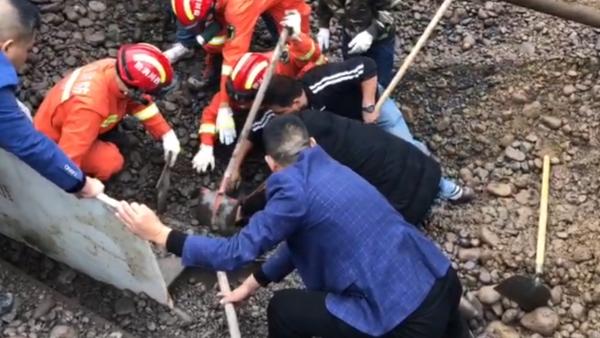 工人被砂石埋住仅剩头部，消防徒手挖人