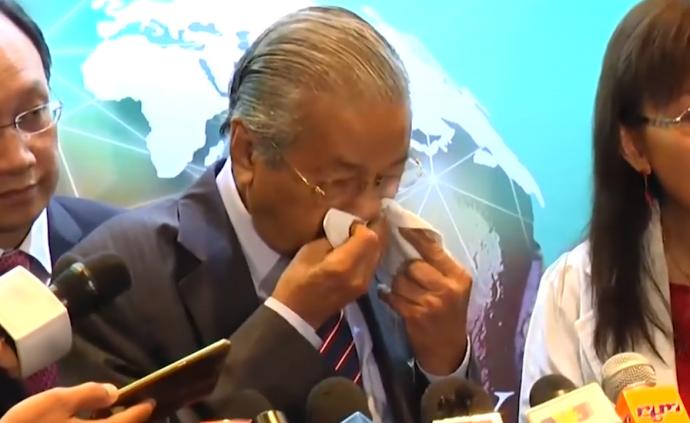 最年长政府首脑马哈蒂尔记者会上流鼻血