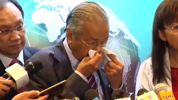 最年长政府首脑马哈蒂尔记者会上流鼻血