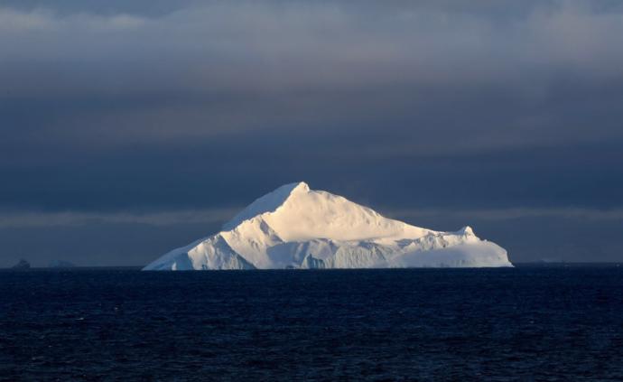 南极行·图集｜“雪龙”号进入浮冰区，冰山初现