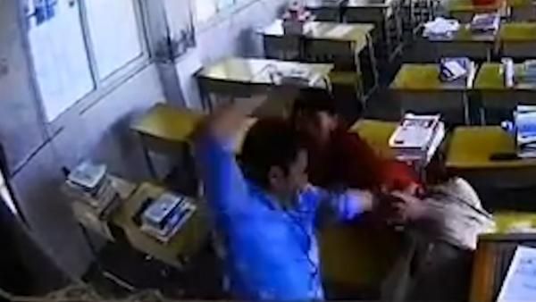 在场｜男子冲入教室，暴打女教师十几拳