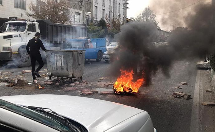 因油价上调伊朗多地爆发示威游行，致一人死亡多人受伤